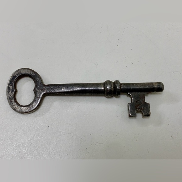 c. 1900 Antique Michigan Industrial Commercial Solid Barrel Skeleton Key #2 - Picture 3 of 11